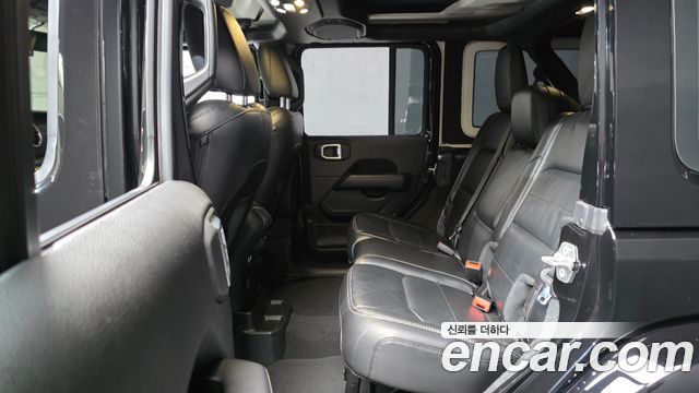 Jeep Wrangler 2021 — photo 18