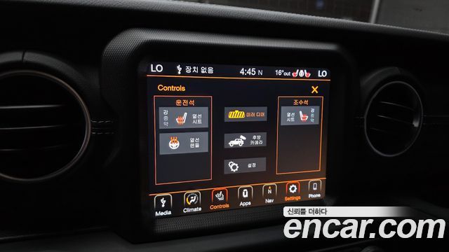 Jeep Wrangler 2021 — photo 22