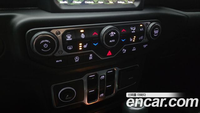 Jeep Wrangler 2021 — photo 23