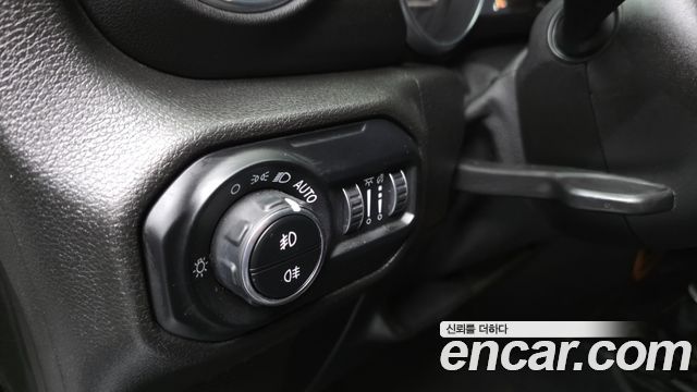 Jeep Wrangler 2021 — photo 24