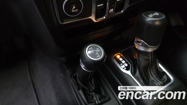 Jeep Wrangler 2021 — photo 26