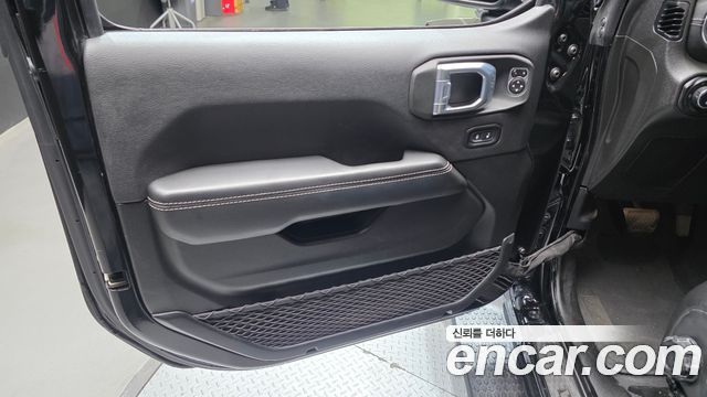 Jeep Wrangler 2021 — photo 14