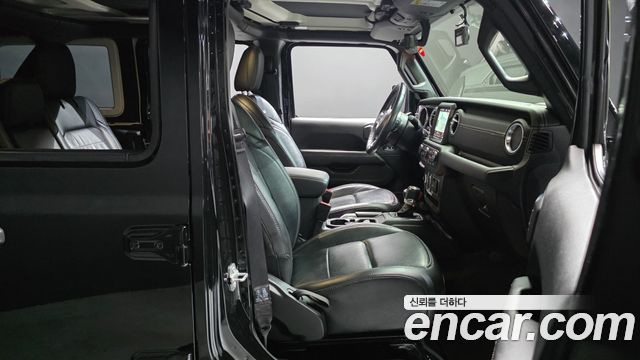 Jeep Wrangler 2021 — photo 16