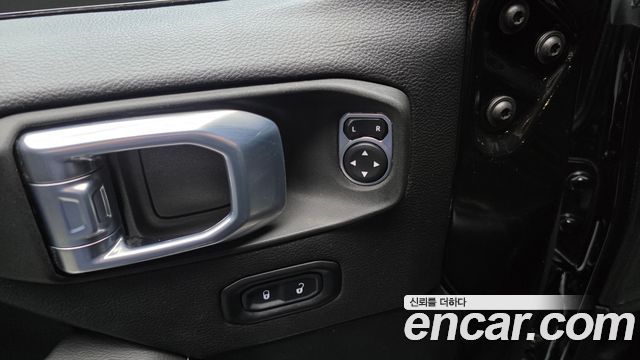 Jeep Wrangler 2021 — photo 27