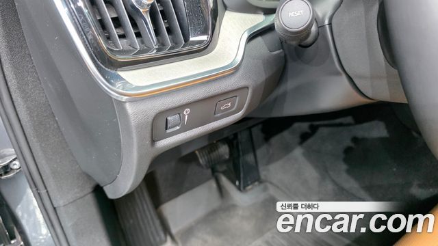 Volvo V60 2020 — photo 24