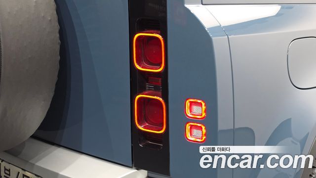 Land Rover Defender 2024 — photo 9