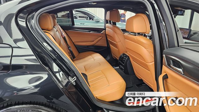 BMW 5-Series 2022 — photo 17