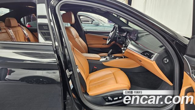 BMW 5-Series 2022 — photo 16