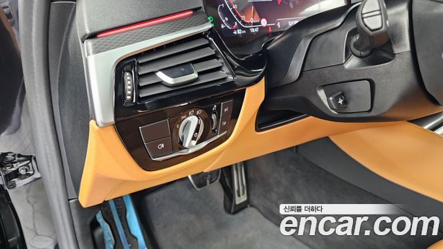 BMW 5-Series 2022 — photo 28