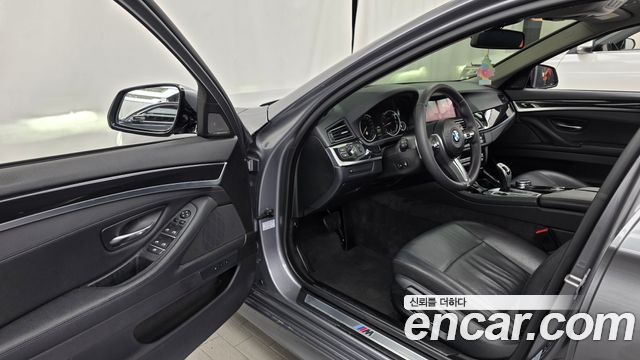 BMW 5-Series 2016 — photo 10
