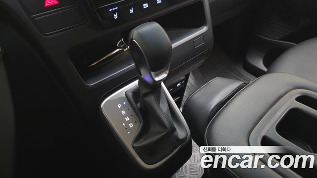 Hyundai Staria 2023 — photo 9
