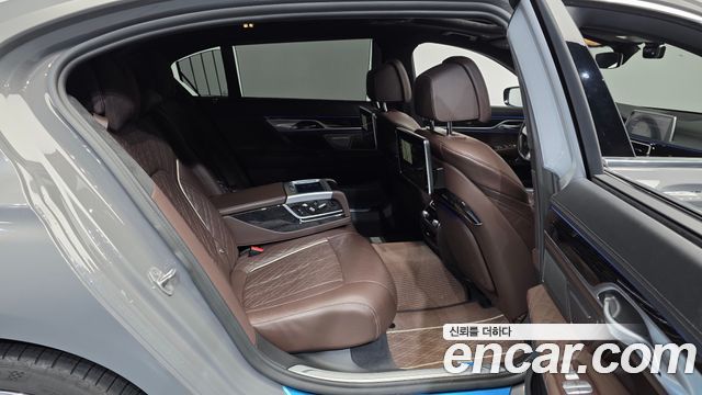 BMW 7-Series 2021 — photo 18