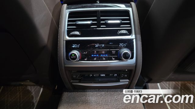 BMW 7-Series 2021 — photo 32