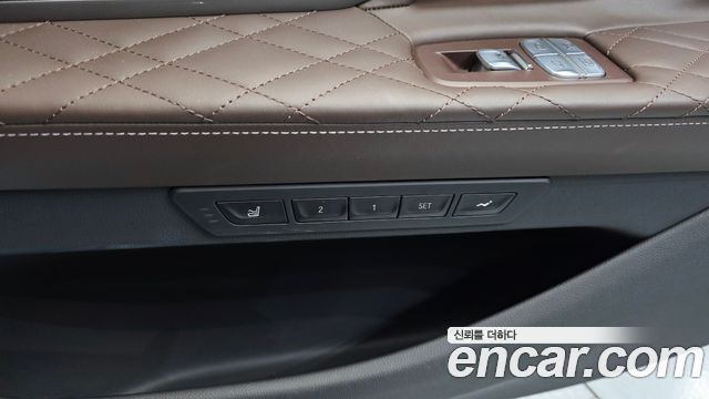 BMW 7-Series 2021 — photo 35
