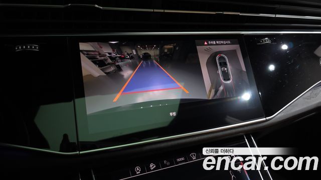 Audi Q8 2023 — photo 21
