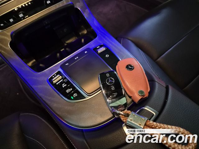 Mercedes-Benz E-Class 2023 — photo 12