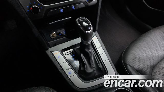 Hyundai AVANTE 2017 — photo 12