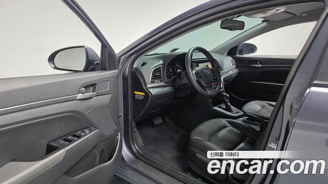 Hyundai AVANTE 2017 — photo 13