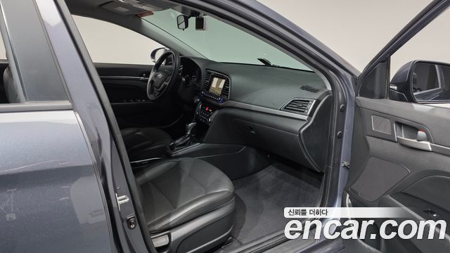 Hyundai AVANTE 2017 — photo 17