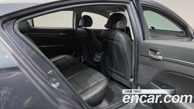 Hyundai AVANTE 2017 — photo 18