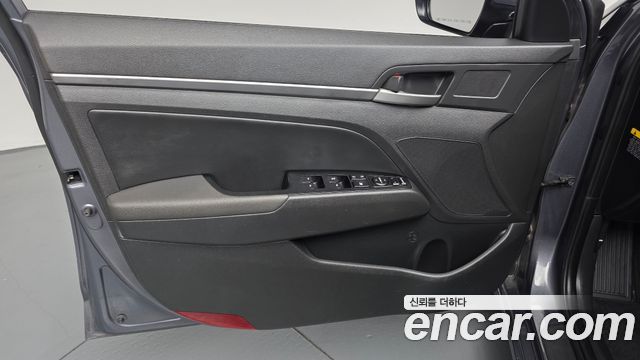 Hyundai AVANTE 2017 — photo 14