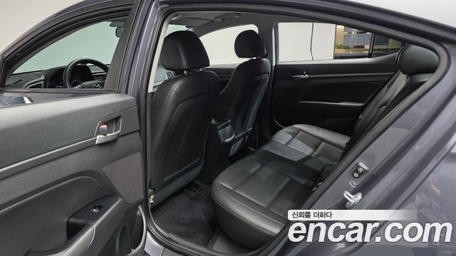 Hyundai AVANTE 2017 — photo 16