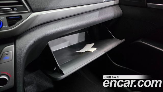 Hyundai AVANTE 2017 — photo 28