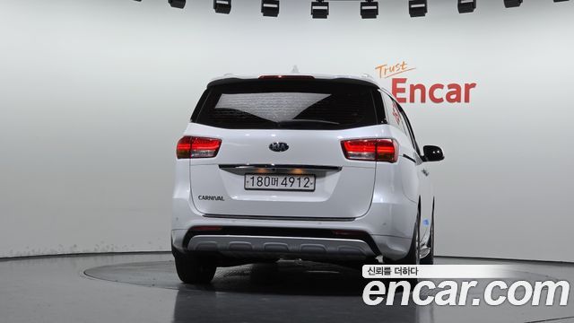 Kia Canival 2018 — photo 4
