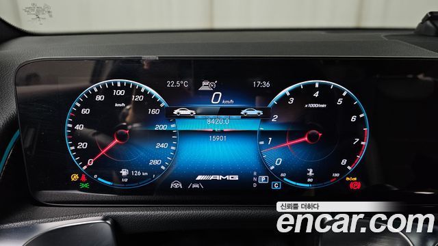 Mercedes-Benz GLB-Class 2023 — photo 11