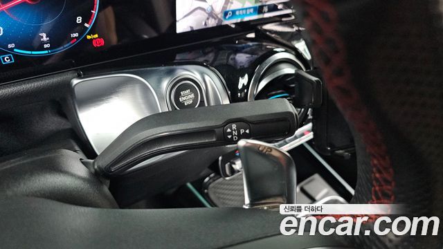 Mercedes-Benz GLB-Class 2023 — photo 12
