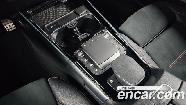Mercedes-Benz GLB-Class 2023 — photo 25