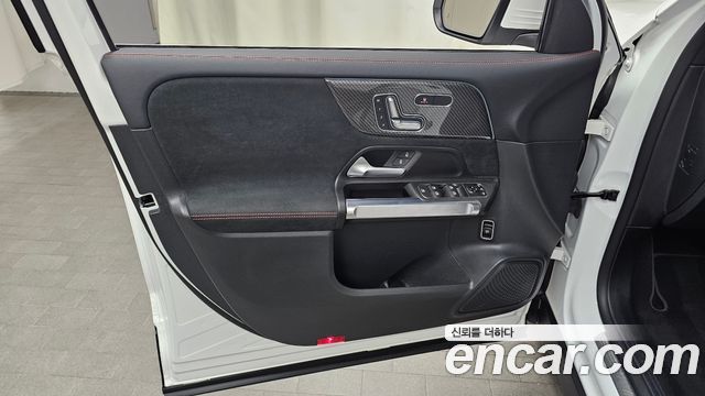 Mercedes-Benz GLB-Class 2023 — photo 14