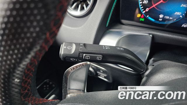 Mercedes-Benz GLB-Class 2023 — photo 28