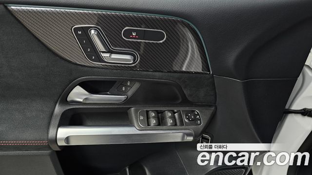 Mercedes-Benz GLB-Class 2023 — photo 29