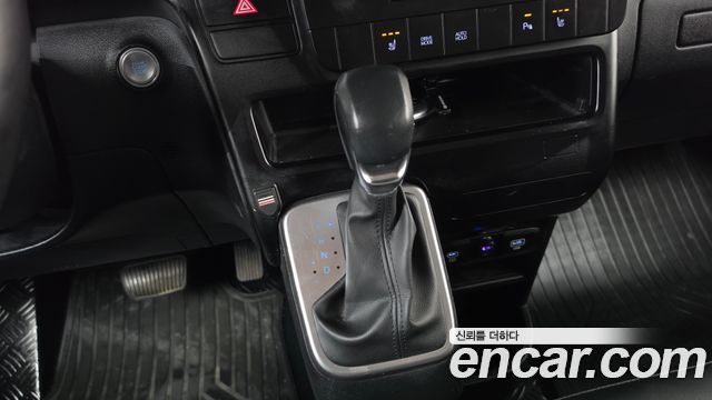 Hyundai Staria 2025 — photo 12