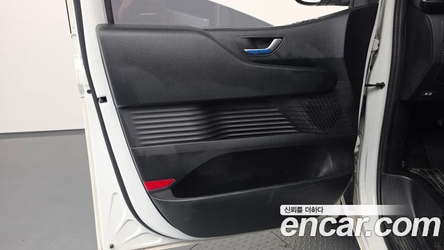 Hyundai Staria 2025 — photo 15