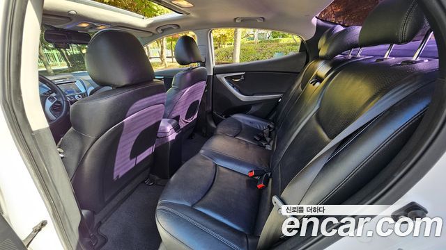 Hyundai AVANTE 2012 — photo 13