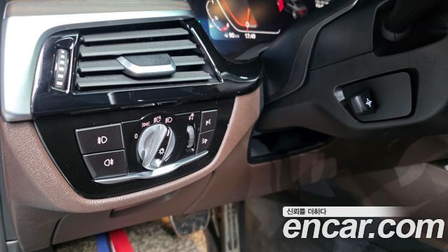 BMW 5-Series 2020 — photo 30