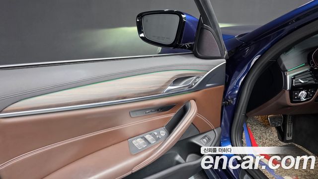 BMW 5-Series 2020 — photo 37