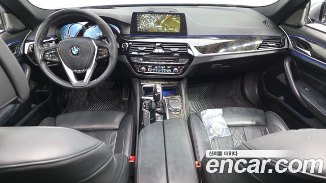 BMW 5-Series 2018 — photo 10