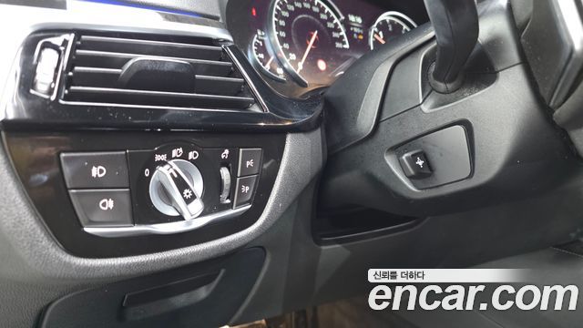 BMW 5-Series 2018 — photo 26