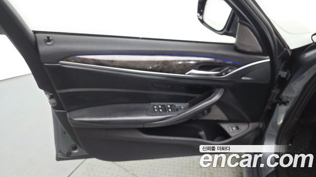 BMW 5-Series 2018 — photo 14