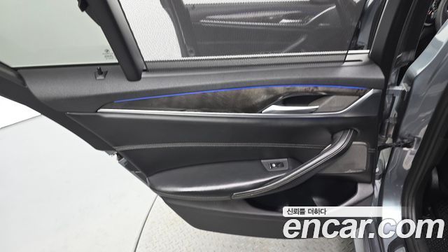 BMW 5-Series 2018 — photo 15