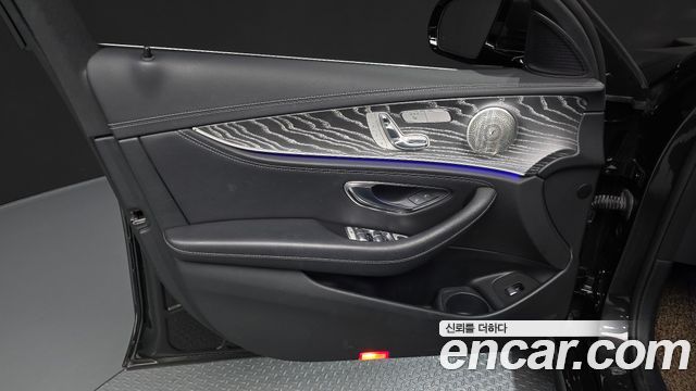 Mercedes-Benz E-Class 2021 — photo 14