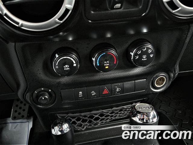 Jeep Wrangler 2012 — photo 17