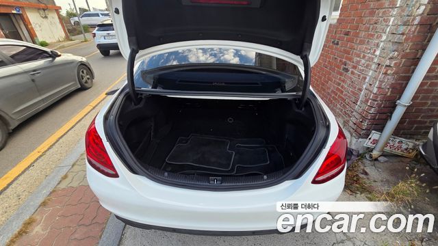 Mercedes-Benz C-Class 2018 — photo 17