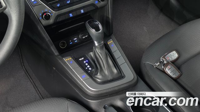 Hyundai AVANTE 2018 — photo 12
