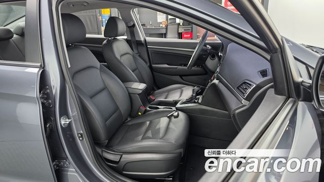 Hyundai AVANTE 2018 — photo 17