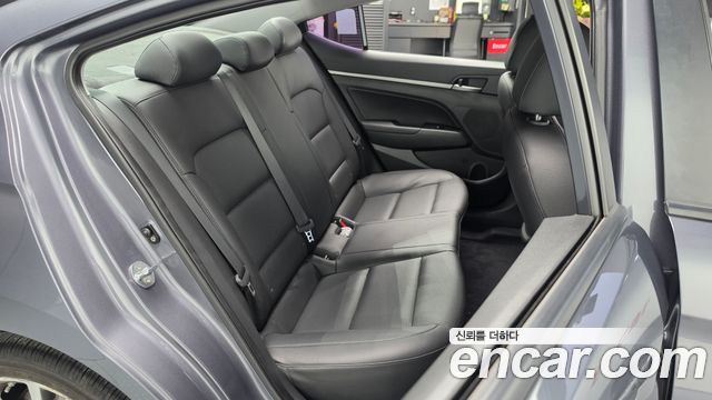 Hyundai AVANTE 2018 — photo 18