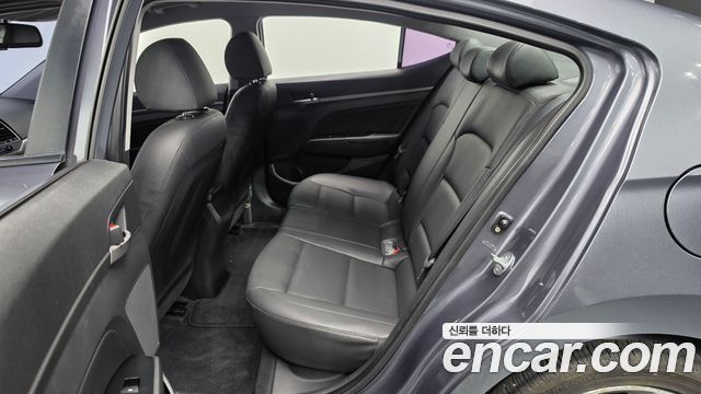 Hyundai AVANTE 2018 — photo 16